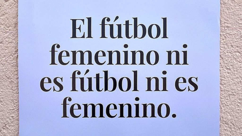 (Mediaset) “El fútbol femenino ni es femenino ni es fútbol”: Una campaña de publicidad llena la calle de mensajes 'casposos'