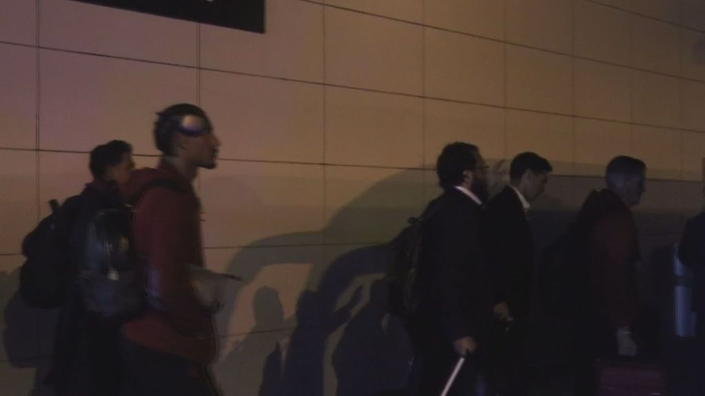 El gesto de cariño de Víctor Orta a Diego Alonso en mitad de la crispación