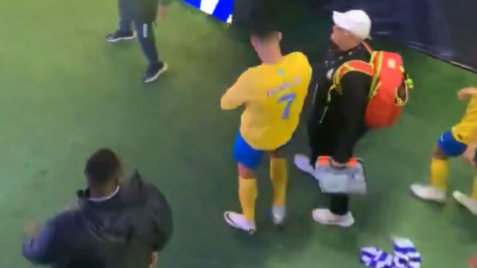 el_gesto_de_cristiano_ronaldo_con_una_camiseta_del_al_hilal_fuente__barras_latam.jpg el_gesto_de_cristiano_ronaldo_con_una_camiseta_del_al_hilal_fuente__barras_latam.jpg