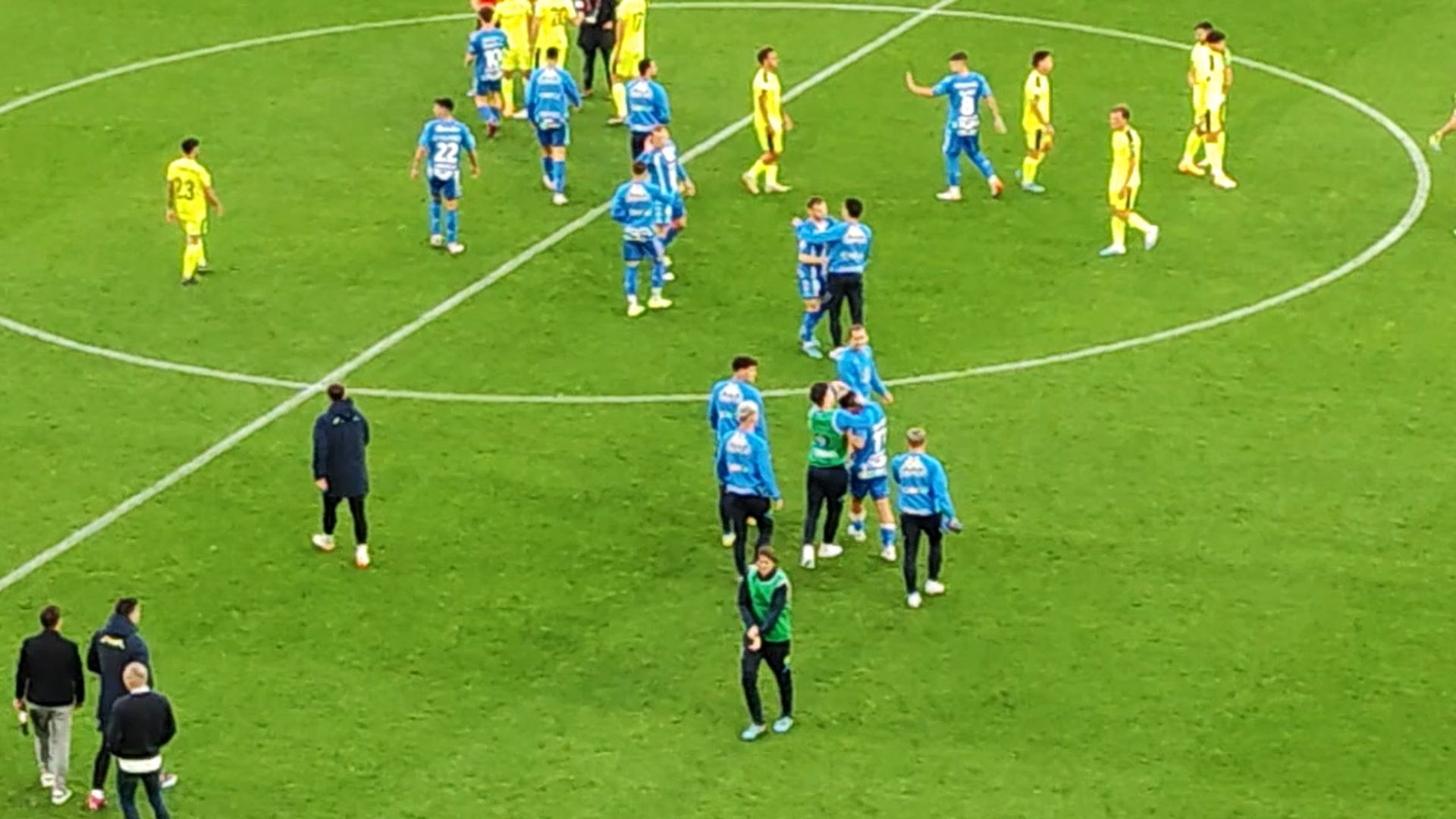 el_gesto_de_la_plantilla_con_kuki_zalazar_todos_le_abrazaron_001.jpg el_gesto_de_la_plantilla_con_kuki_zalazar_todos_le_abrazaron_001.jpg