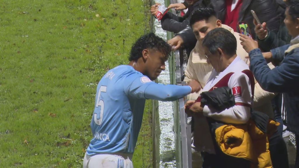 El gesto de Tapia con unos aficionados peruanos