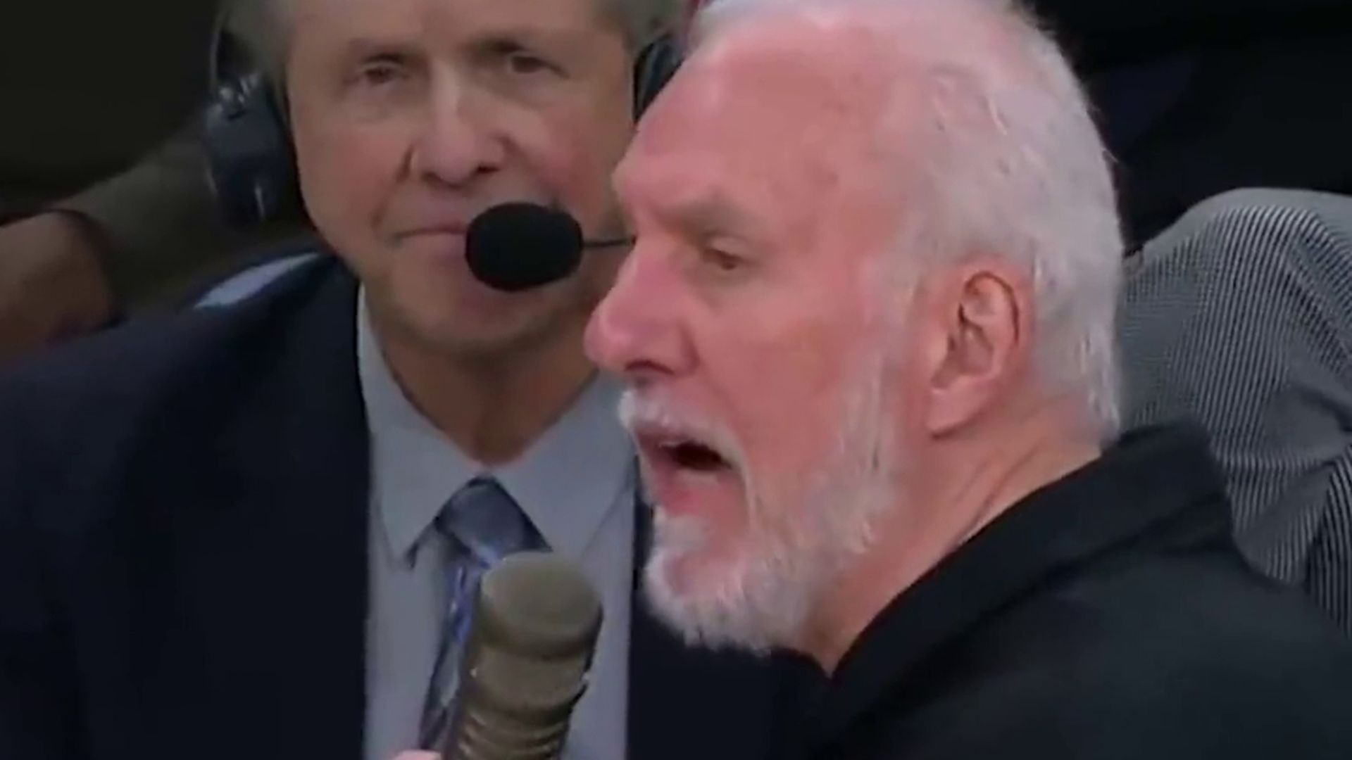 el_gesto_mas_deportivo_de_la_nba_popovich_coge_un_micro_y_pide_a_su_aficion_que_deje_d.jpg