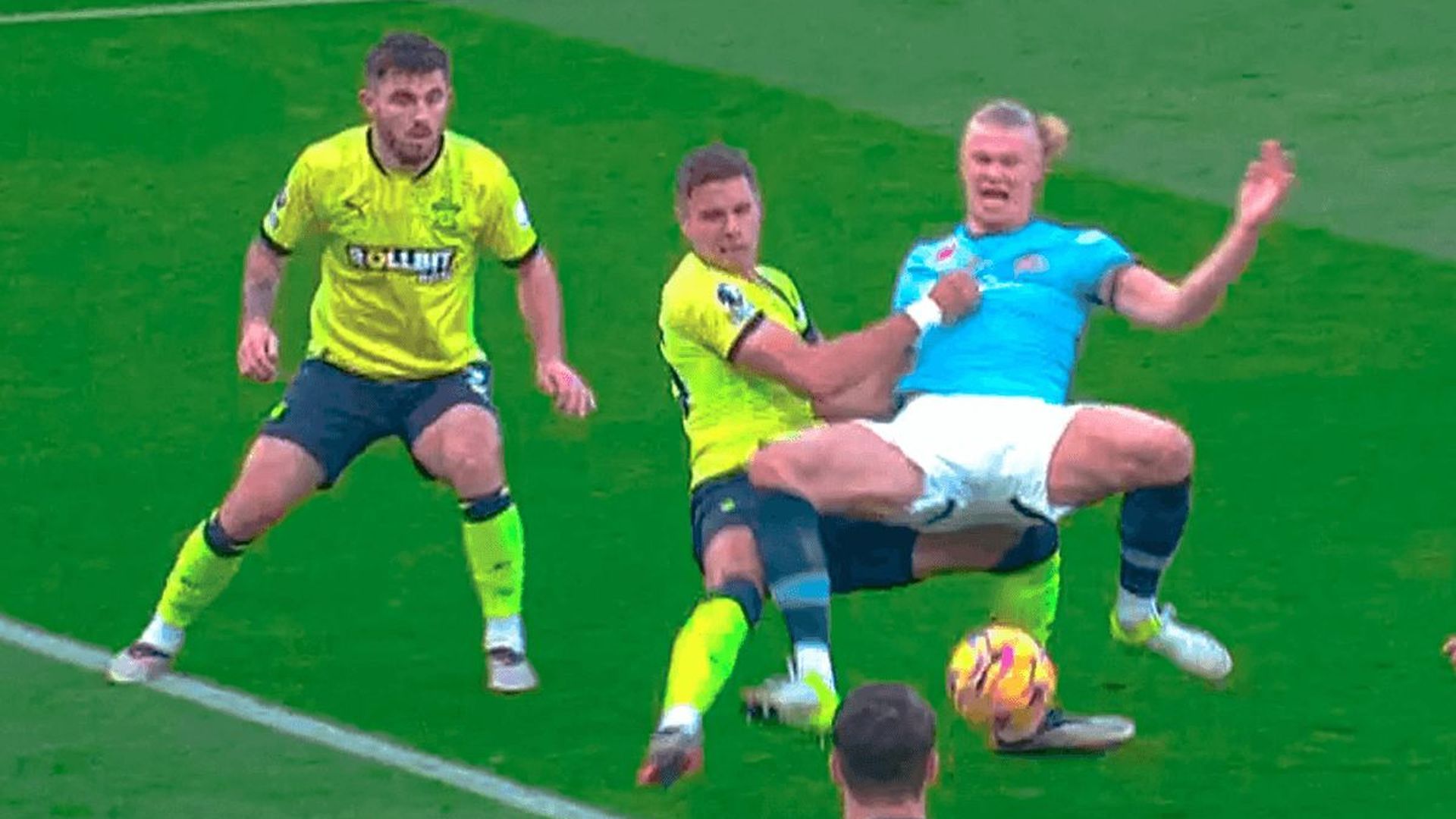 el_gol_de_erling_haaland_ante_el_southampton_mientras_le_agarran.png el_gol_de_erling_haaland_ante_el_southampton_mientras_le_agarran.png