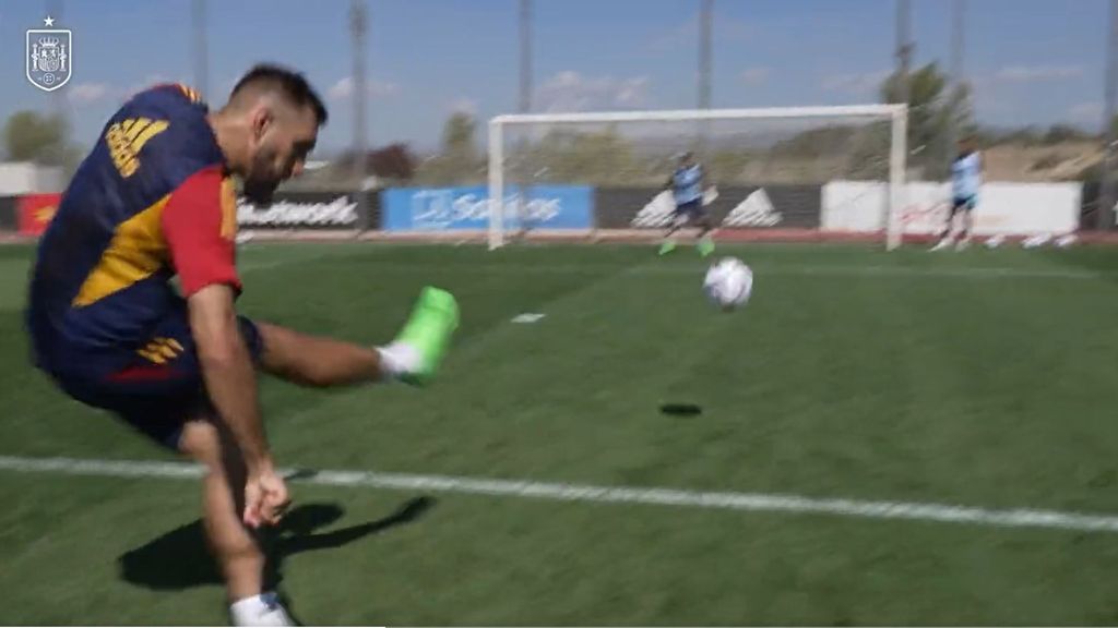 Los golazos de Borja Iglesias y Nico WIlliams en el entrenamiento de la selección española