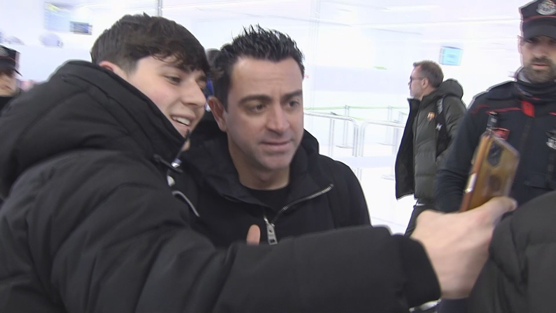 el_gran_detalle_de_xavi_con_los_aficionados_que_les_esperaban_tras_la_eliminacion_su_c.jpeg el_gran_detalle_de_xavi_con_los_aficionados_que_les_esperaban_tras_la_eliminacion_su_c.jpeg