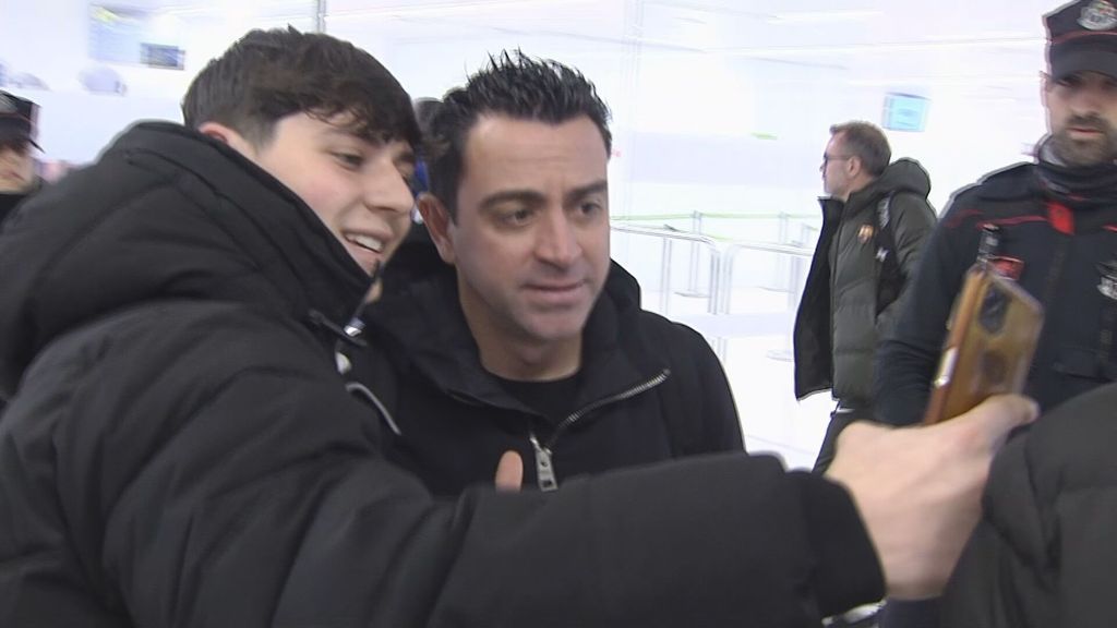 El gran detalle de Xavi con los aficionados que les esperaban tras la eliminación: su cara es un poema