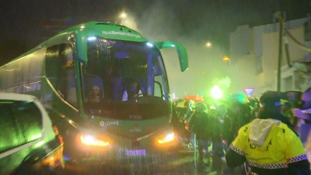 El gran recibimiento al Betis a su llegada al Francisco de la Hera