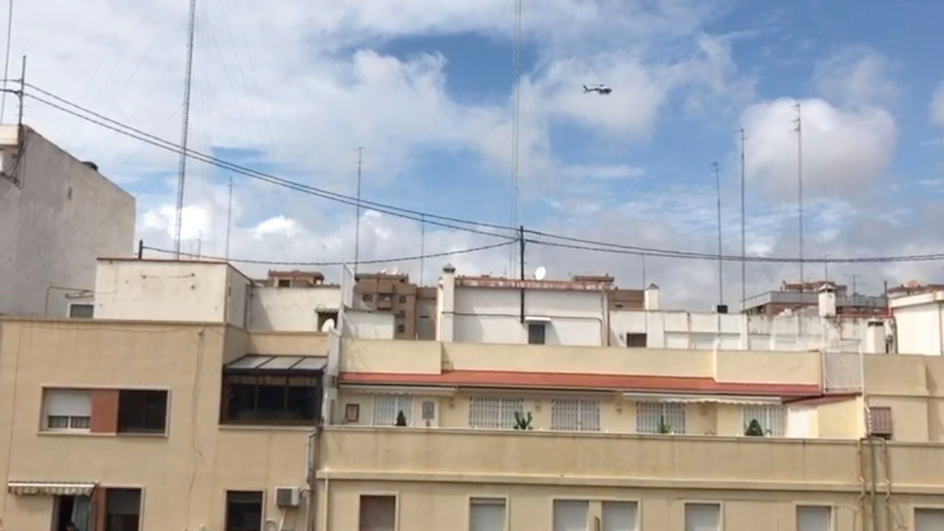 el_helicoptero_volando_sobre_las_terrazas_001.png el_helicoptero_volando_sobre_las_terrazas_001.png