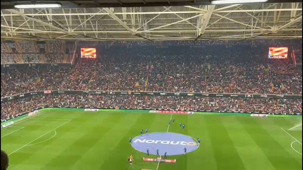 El himno regional de la comunidad valenciana antes de la semifinal