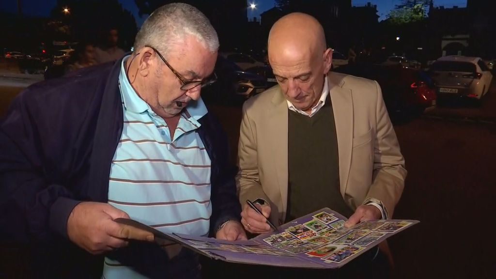 El hombre que consiguió que los héroes del 12-1 le firmasen los cromos.
