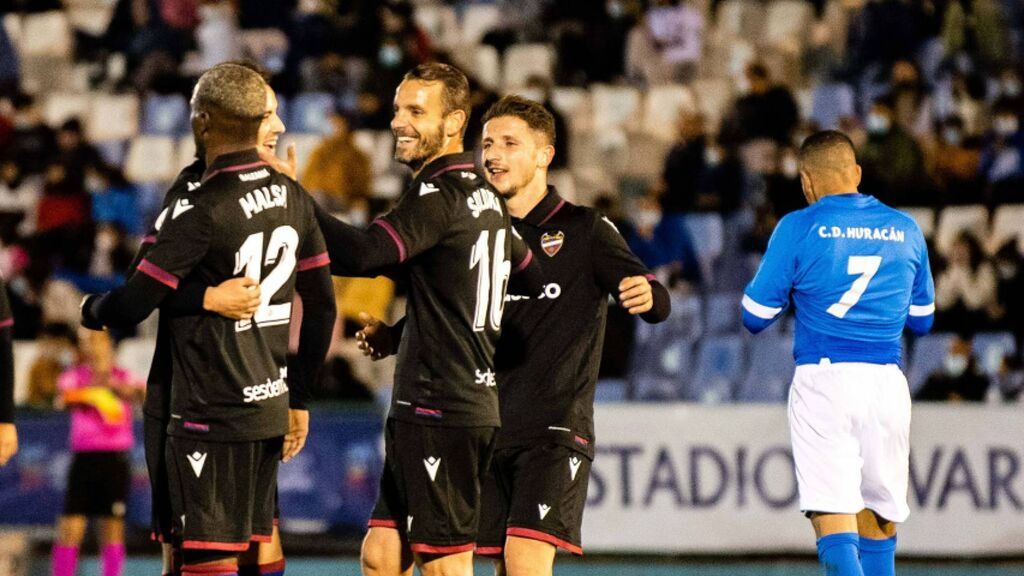 El Levante coge fuerzas con una goleada de escándalo ante el Huracán-Melilla (0-8)