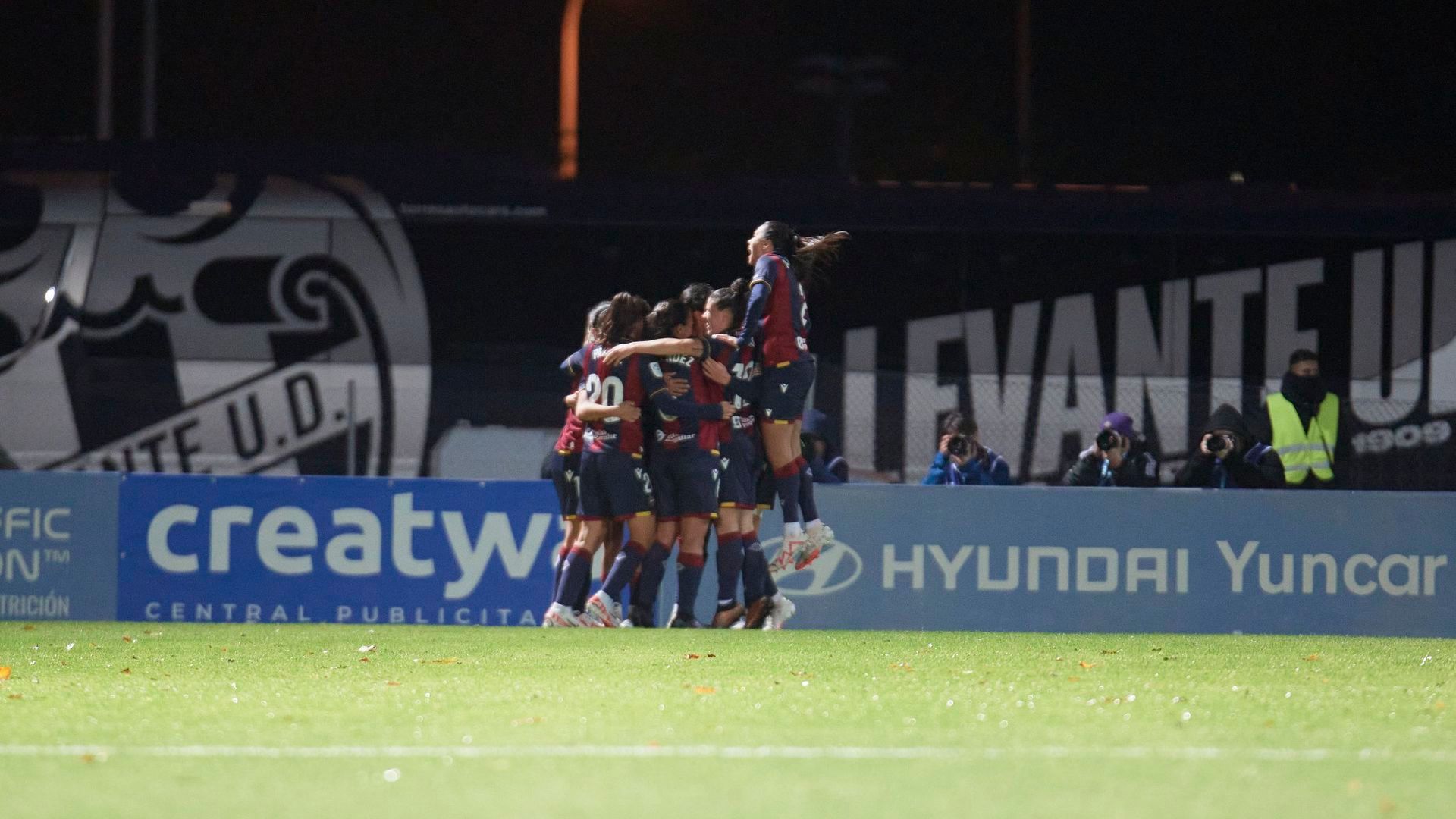 el_levante_femenino_celebra_la_victoria_contra_el_madrid_cff_foto_lud.jpeg