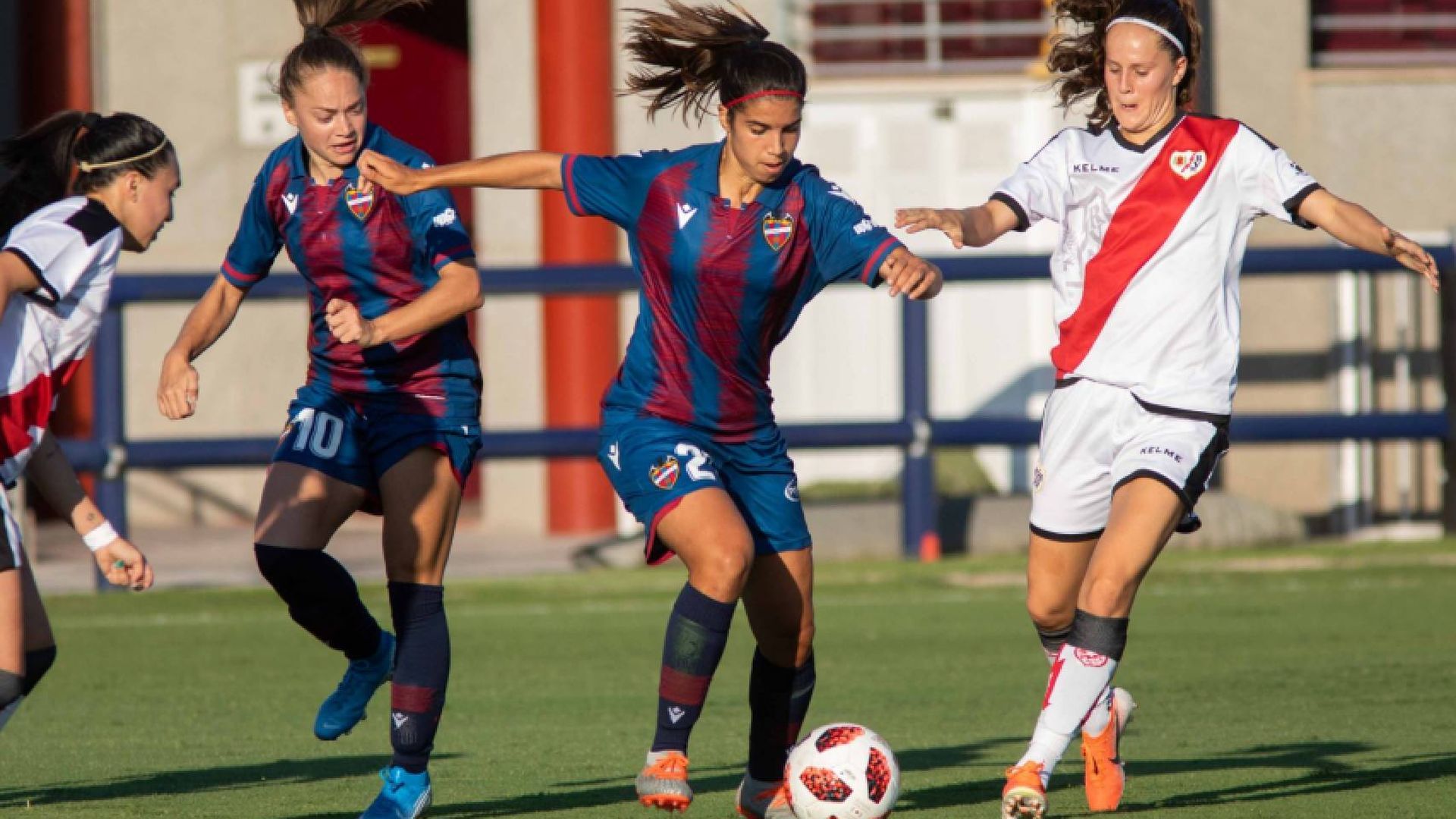 el_levante_femenino_contra_el_rayo_en_bunol_foto_levante_ud_001.jpg