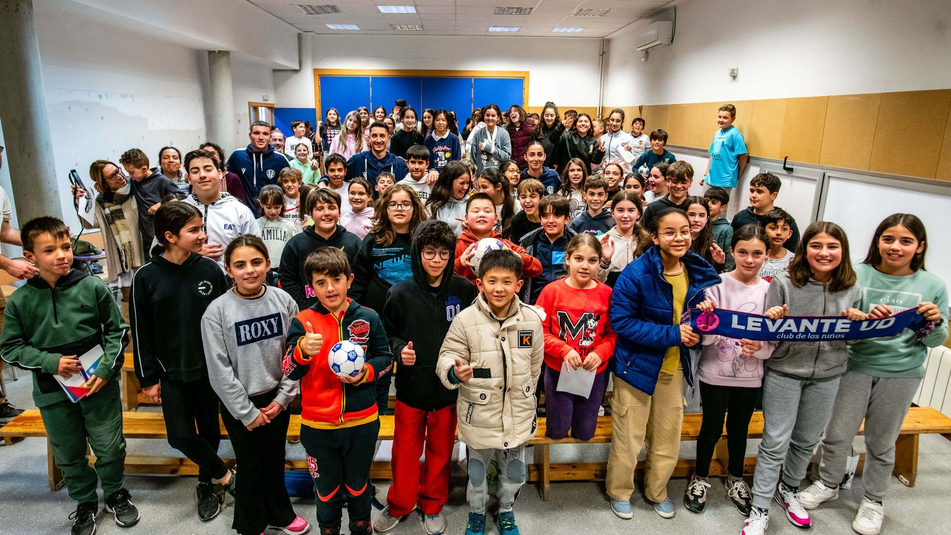 el_levante_ud_lleva_la_ilusion_al_colegio_san_carlos_borromeo_de_albal_tras_la_dana_004.jpg el_levante_ud_lleva_la_ilusion_al_colegio_san_carlos_borromeo_de_albal_tras_la_dana_004.jpg