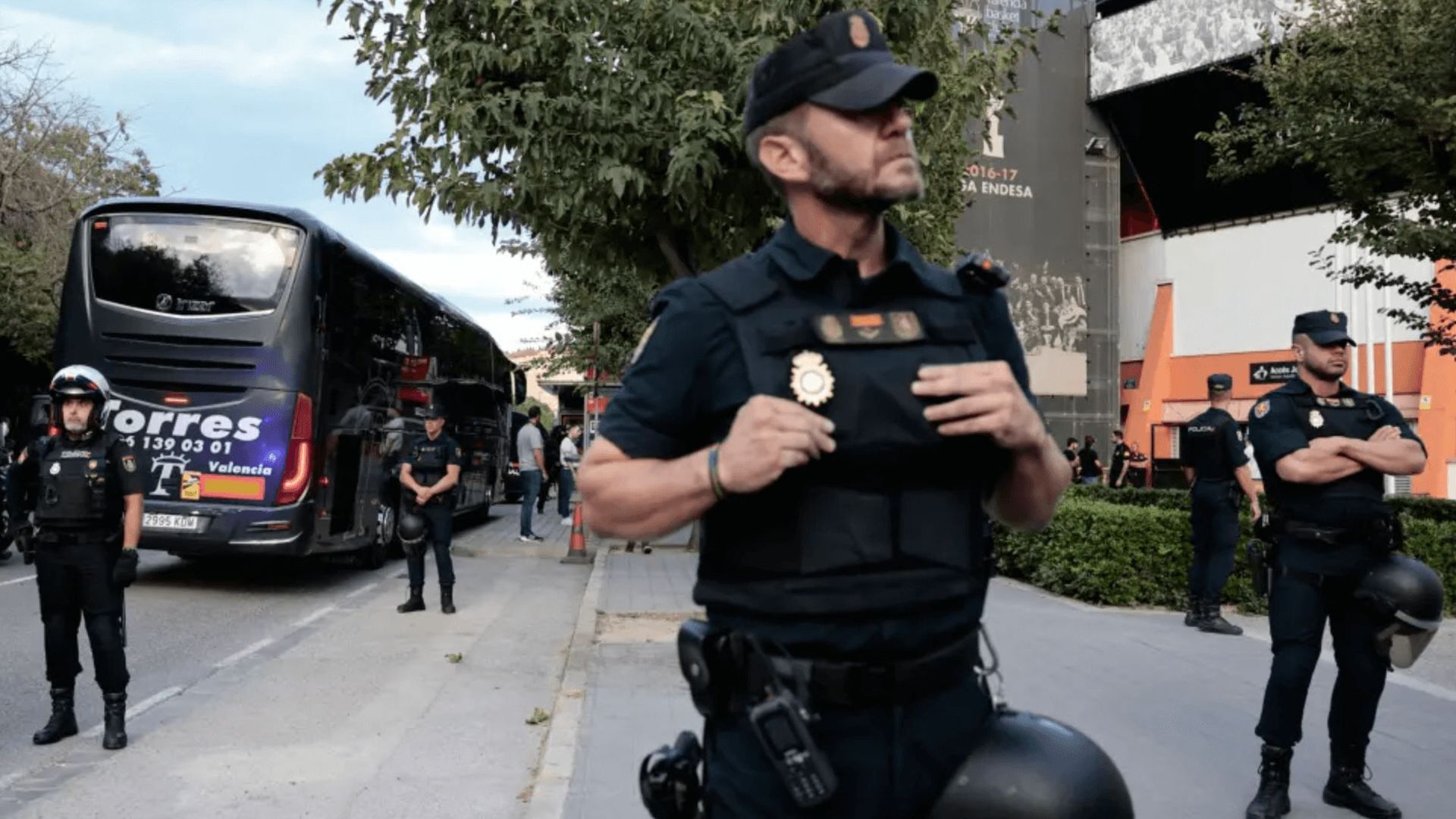 el_maccabi_llega_a_valencia_con_fuertes_medidas_de_seguridad_foto_efe_005.png el_maccabi_llega_a_valencia_con_fuertes_medidas_de_seguridad_foto_efe_005.png