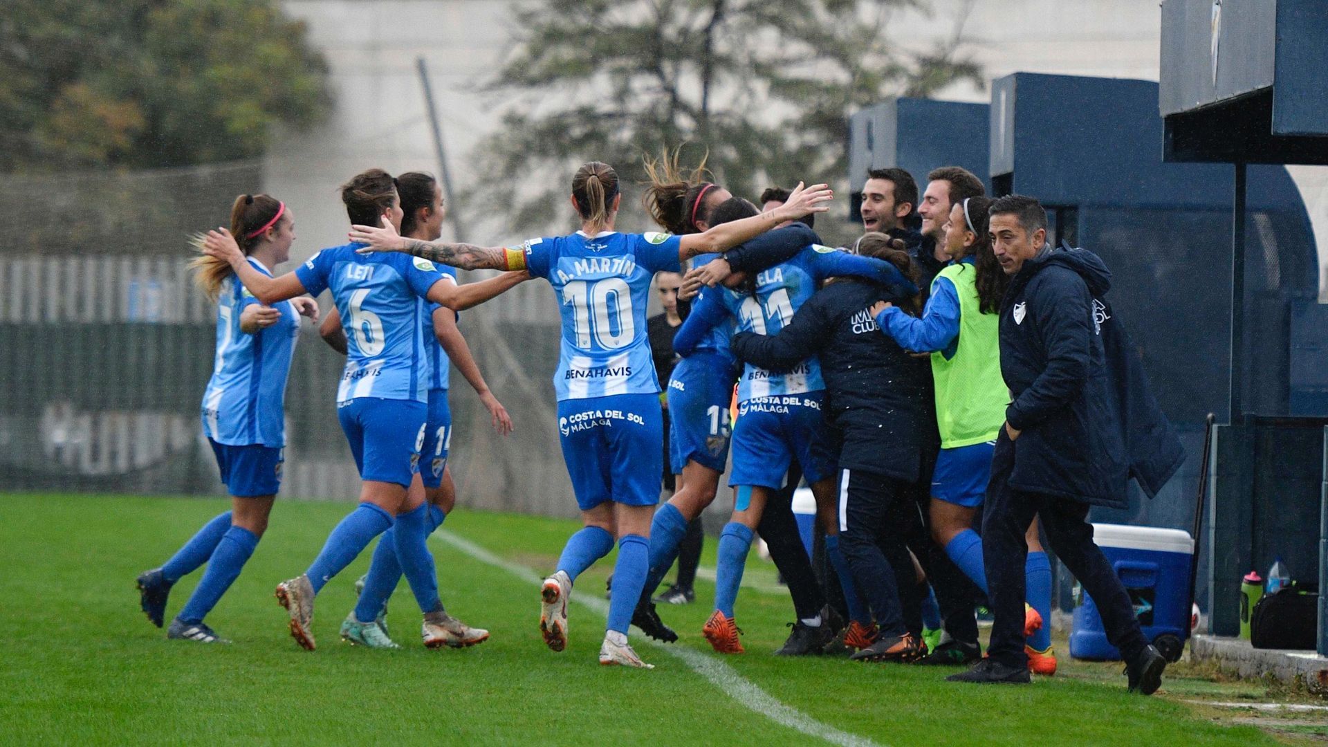 el_malaga_femenino_celebra_uno_de_los_goles__001.JPG