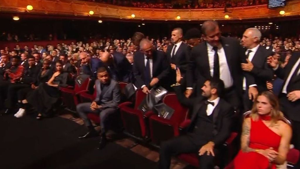(Mediaset) El curioso momento de Gündogan en la gala del Balón de Oro.