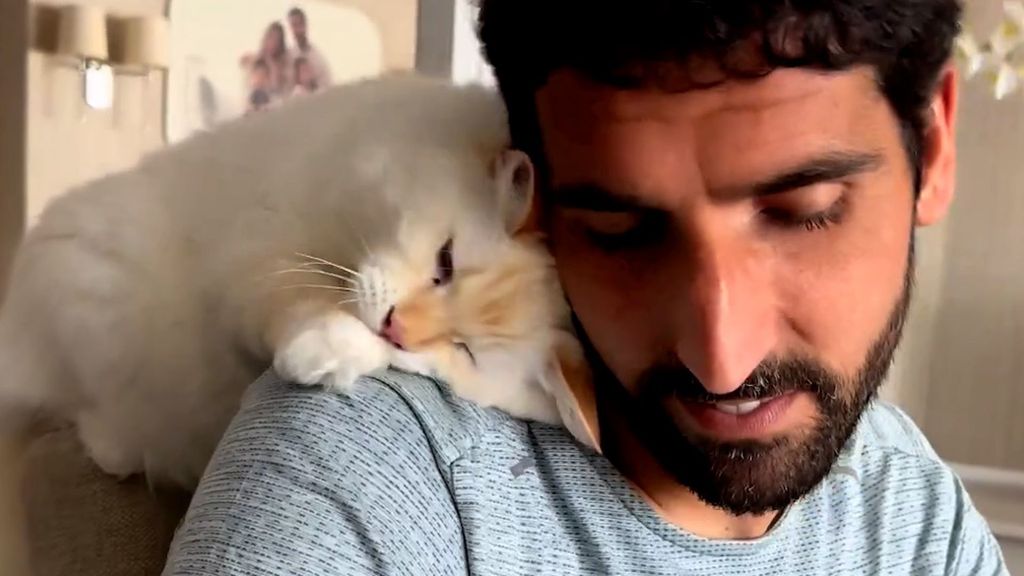 (Mediaset) El momento más tierno de Raúl García con su gato Neko