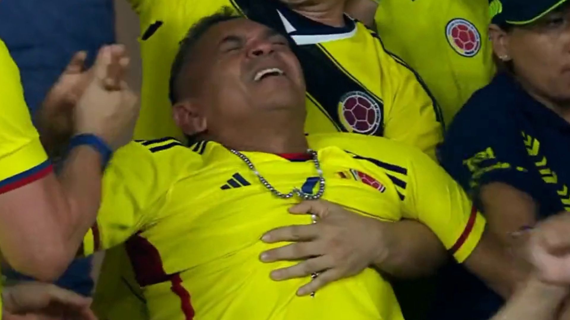 el_padre_de_luis_diaz_se_desmaya_de_la_emocion_con_la_remontada_de_su_hijo_la_gente_le.jpg el_padre_de_luis_diaz_se_desmaya_de_la_emocion_con_la_remontada_de_su_hijo_la_gente_le.jpg