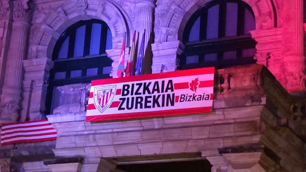 El palacio de la Diputación Foral de Bizkaia engalanado con banderas del Athletic y luces rojiblancas