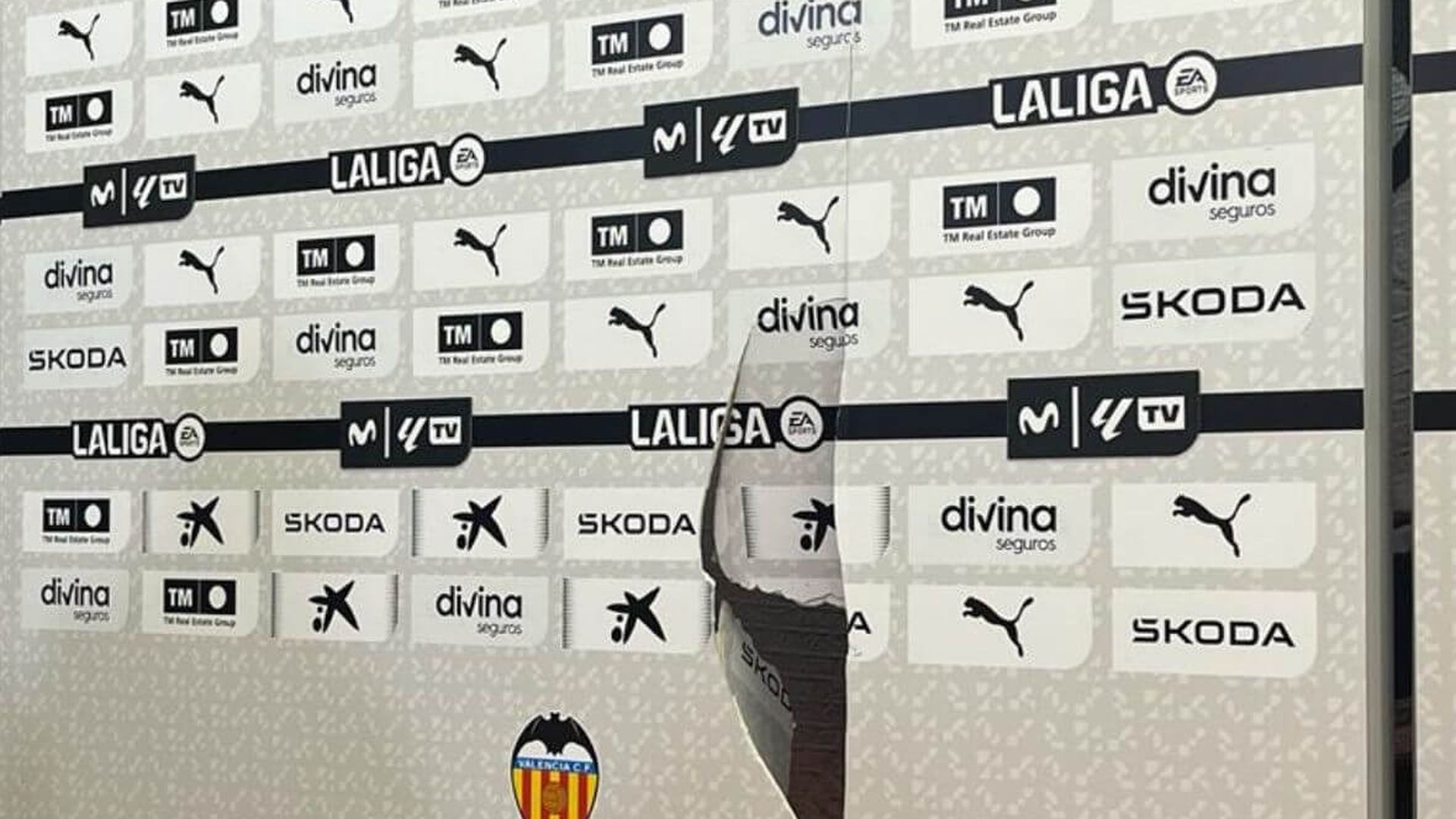 el_panel_roto_foto_radio_marca_001.jpeg el_panel_roto_foto_radio_marca_001.jpeg