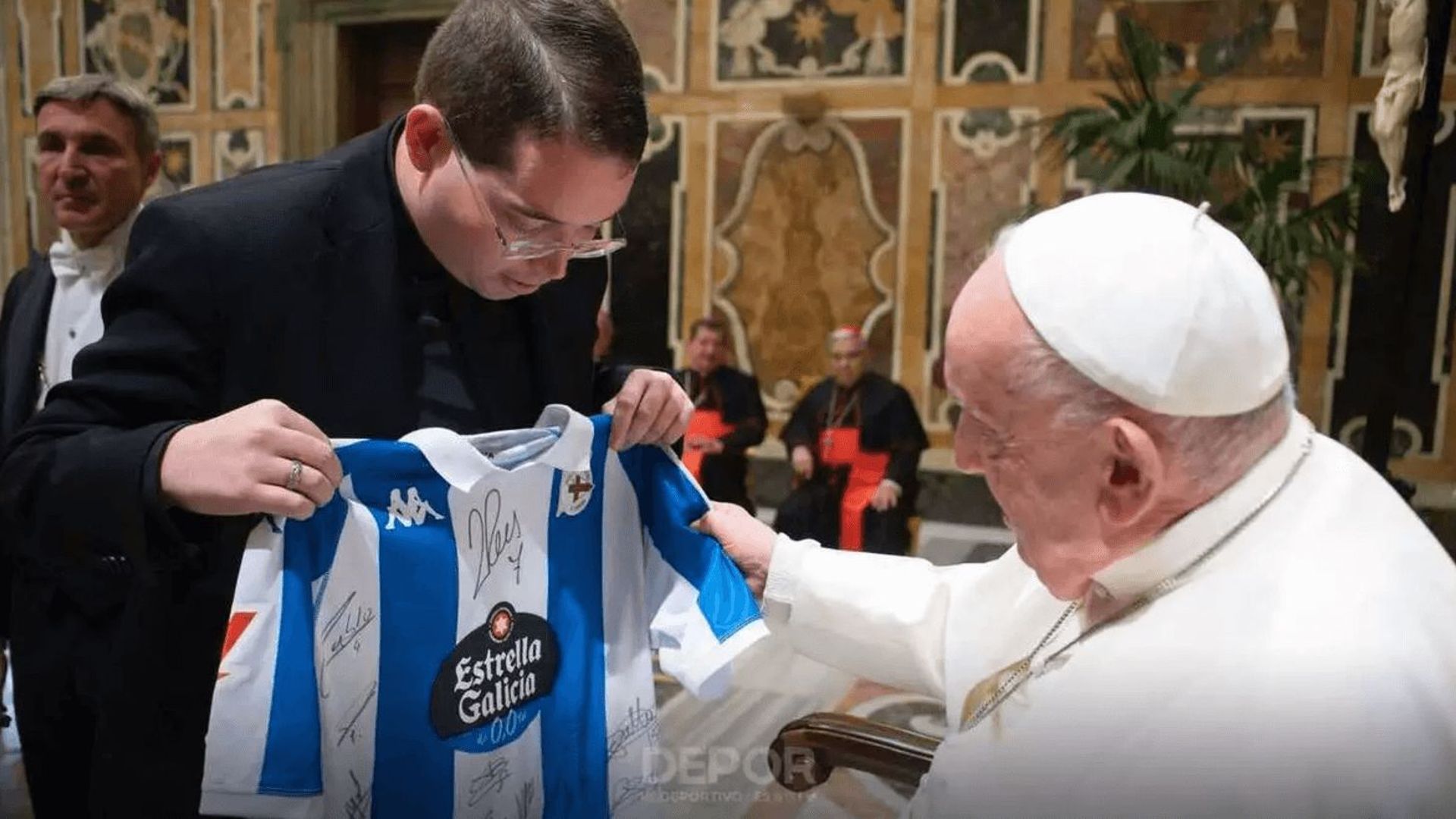 el_papa_francisco_con_la_camiseta_del_depor_foto_rcd_001.png el_papa_francisco_con_la_camiseta_del_depor_foto_rcd_001.png