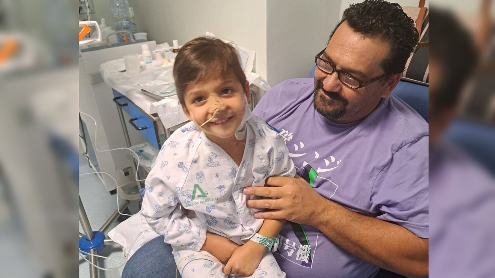 El pequeño Ángel junto a su padre
