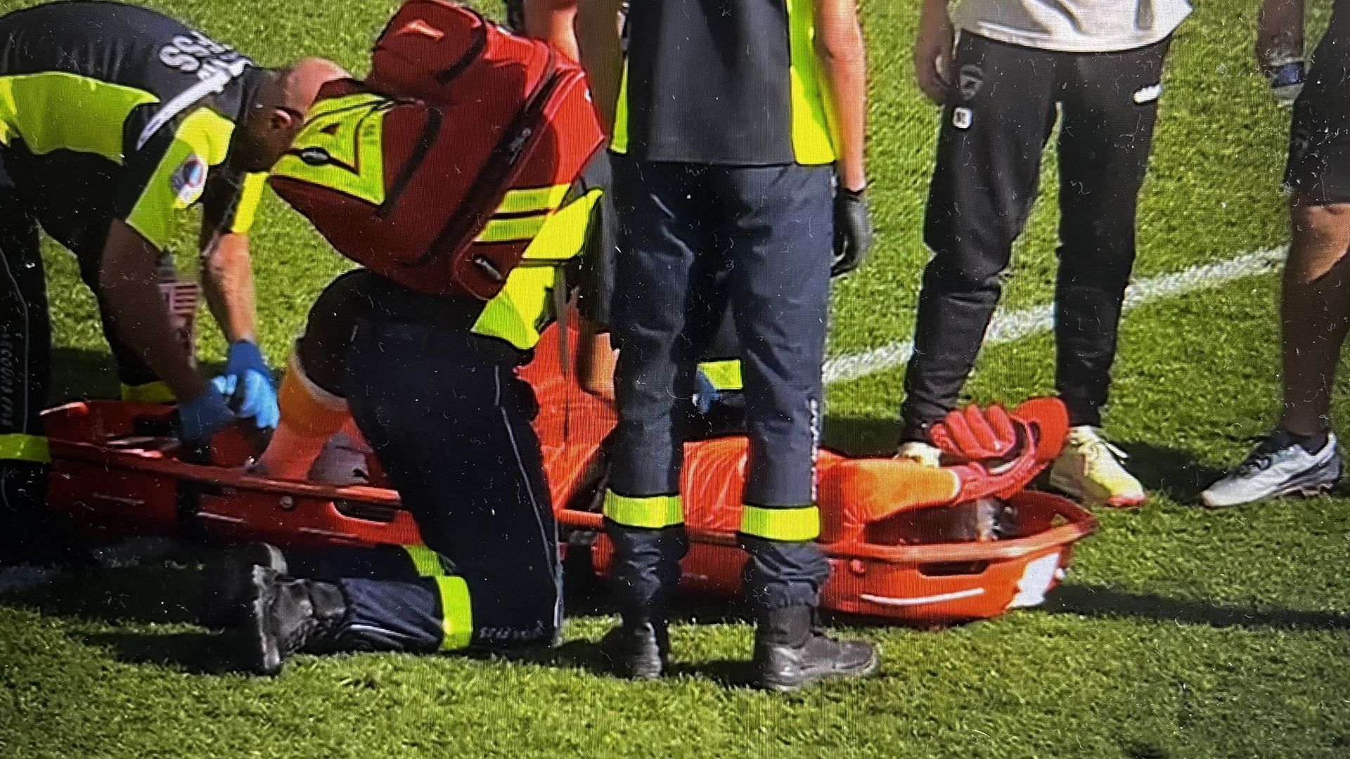 el_portero_del_clermont_tuvo_que_ser_evacuado_en_camilla.jpg el_portero_del_clermont_tuvo_que_ser_evacuado_en_camilla.jpg