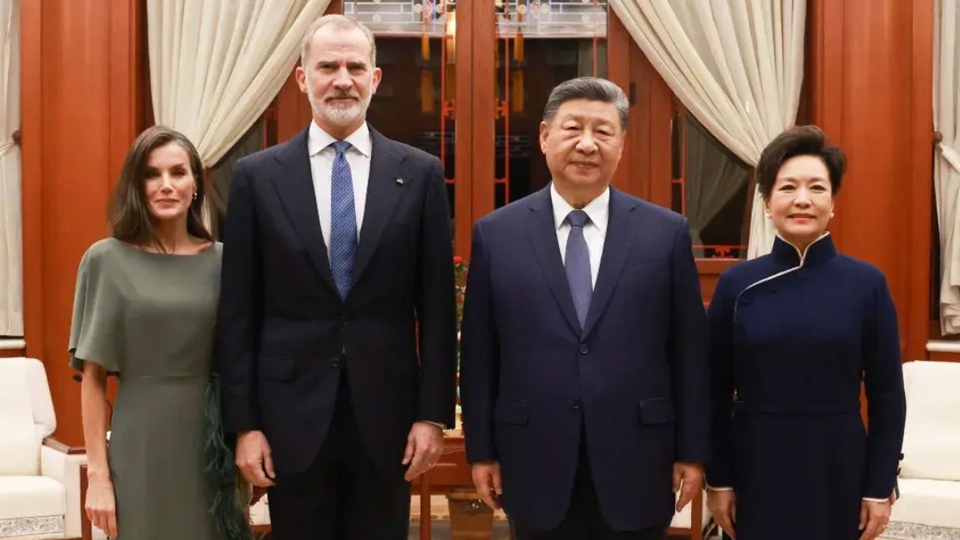 El presidente chino, Xi Jinping, junto con la primera dama, Peng Liyuan, y los Reyes