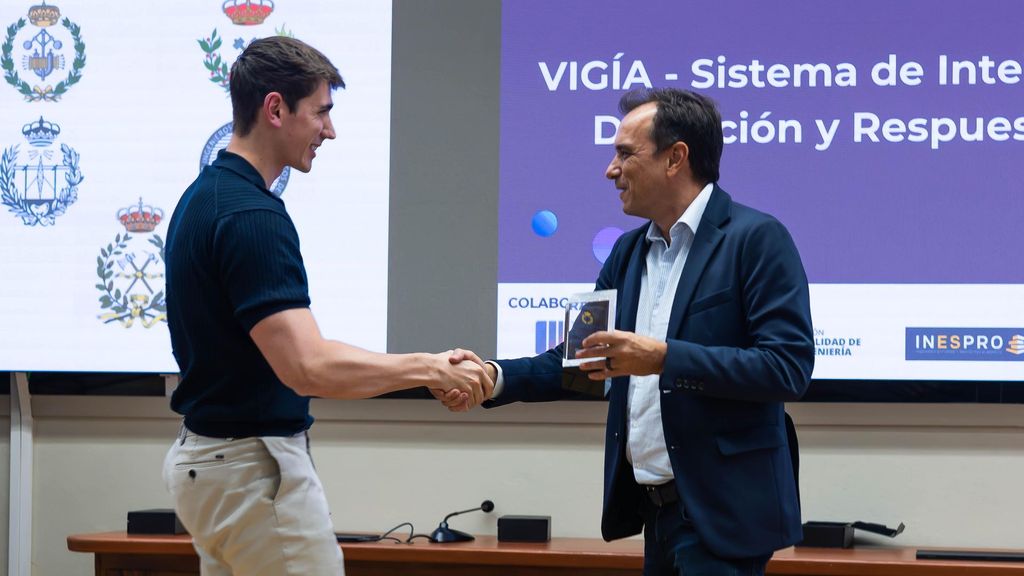 El presidente de Ineco, Sergio Vázquez Torrón, haciendo entrega del primer premio del II Concurso Jóvenes Ingenieros/as por un Mundo Mejor al proyecto VIGÍA de Jon Ander Baranda