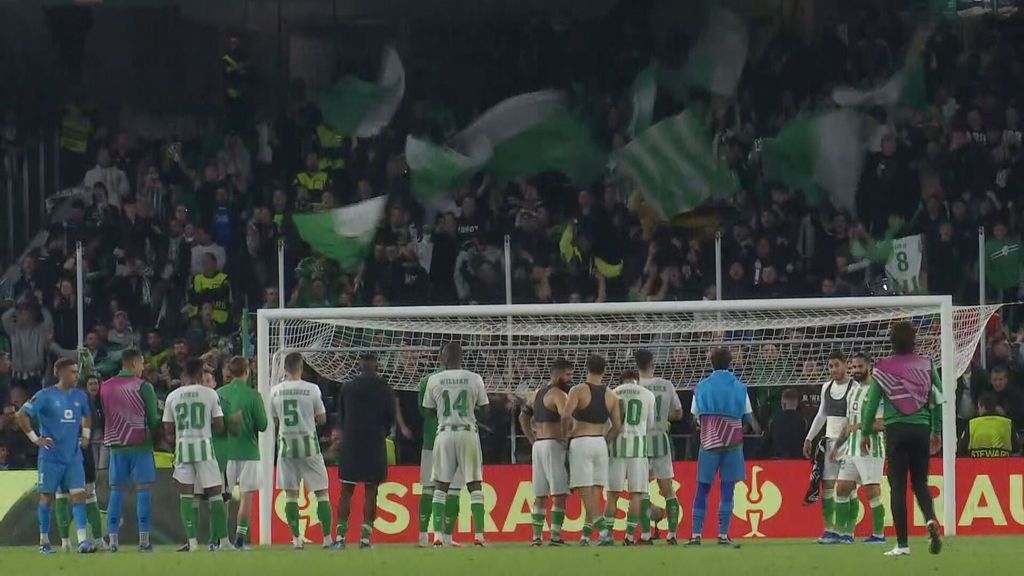 El Real Betis es una familia: los tres minutos de comunión entre grada y jugadores antes del derbi