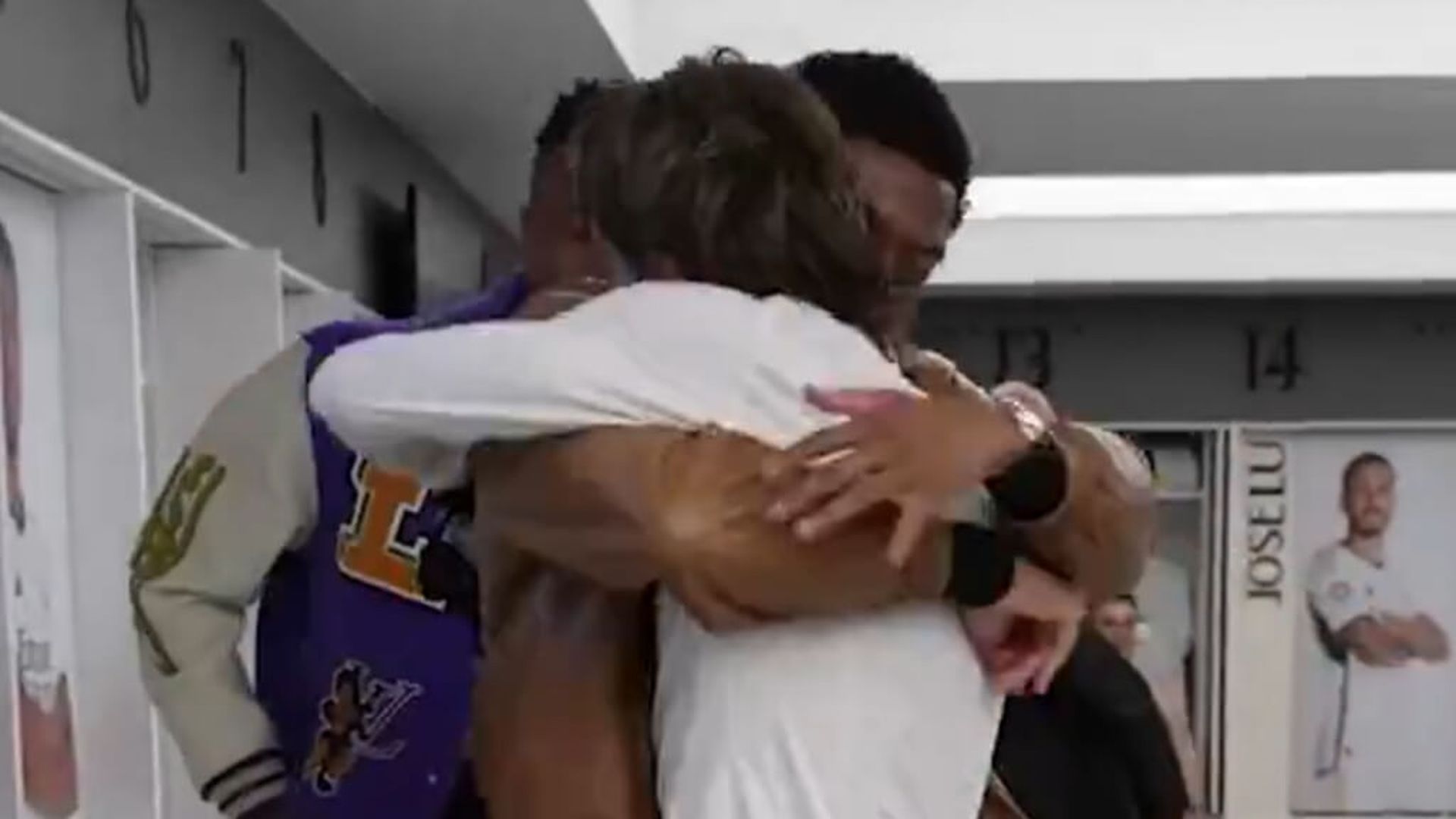 el_recibimiento_a_modric_en_el_vestuario_del_madrid_fuente__realmadrid.jpg el_recibimiento_a_modric_en_el_vestuario_del_madrid_fuente__realmadrid.jpg