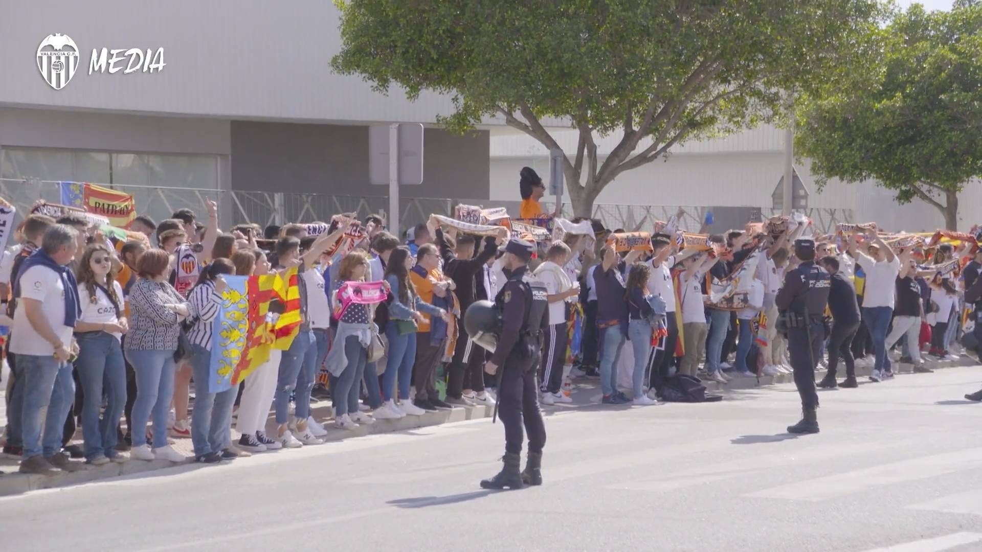 el_recibimiento_de_la_aficion_al_valencia_cf_en_almeria_001.jpg