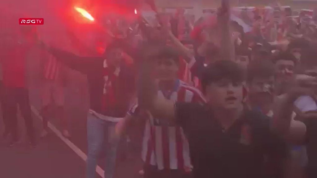 El recibimiento de la afición del Sporting previo al encuentro ante el Zaragoza