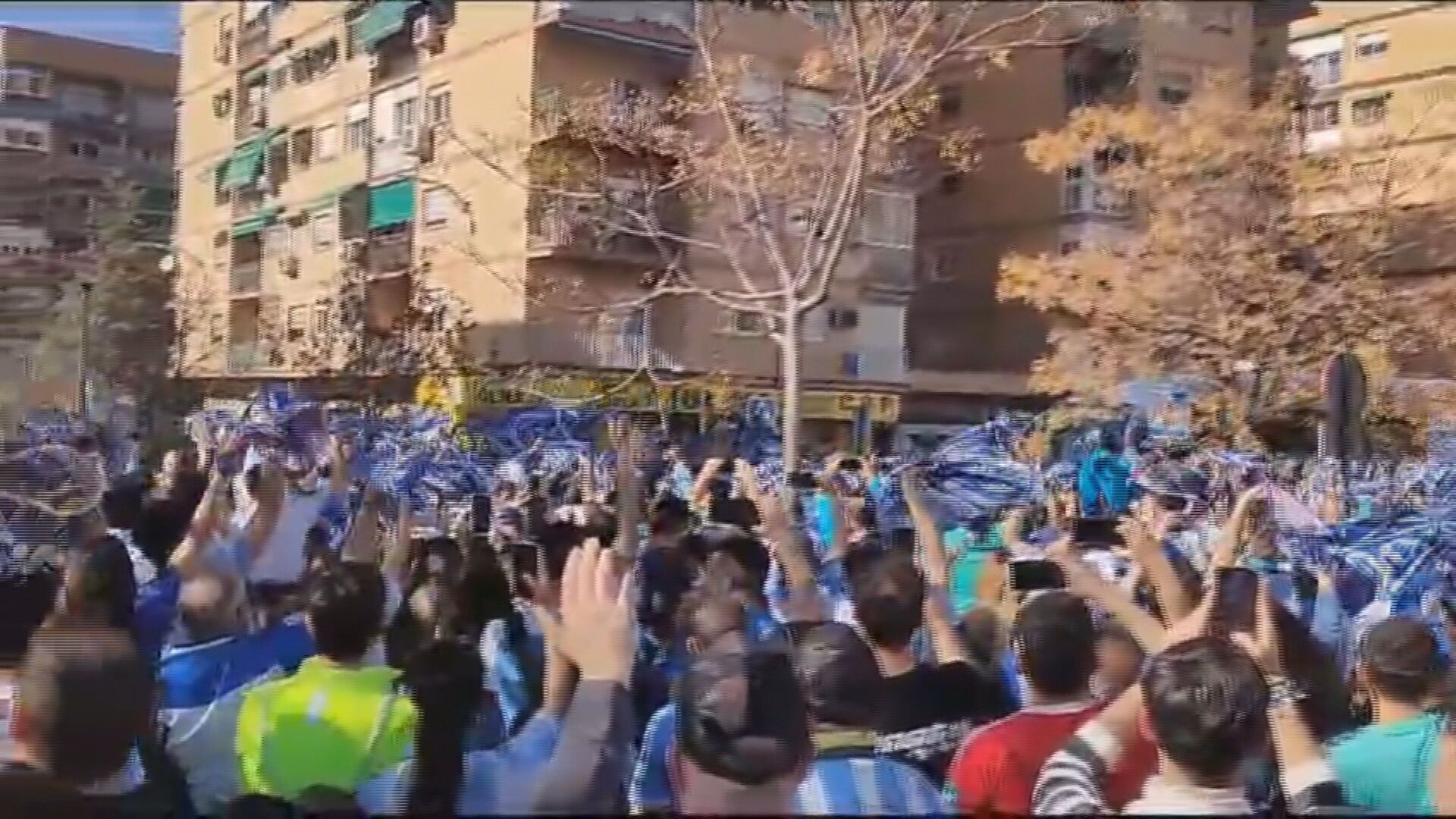 El recibimiento histórico de la afición del Málaga a su equipo