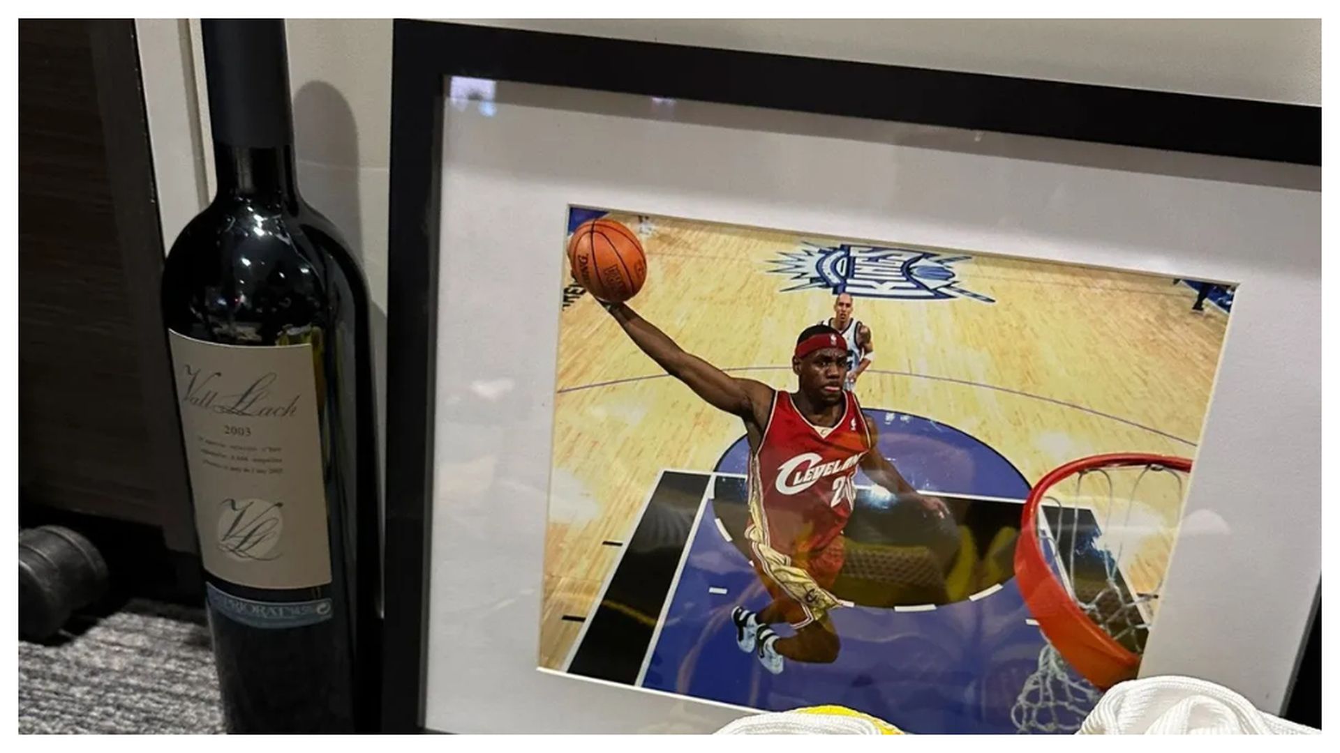 el_regalo_a_lebron_james_por_sus_20_anos_en_la_nba_un_vino_catalan.jpg el_regalo_a_lebron_james_por_sus_20_anos_en_la_nba_un_vino_catalan.jpg
