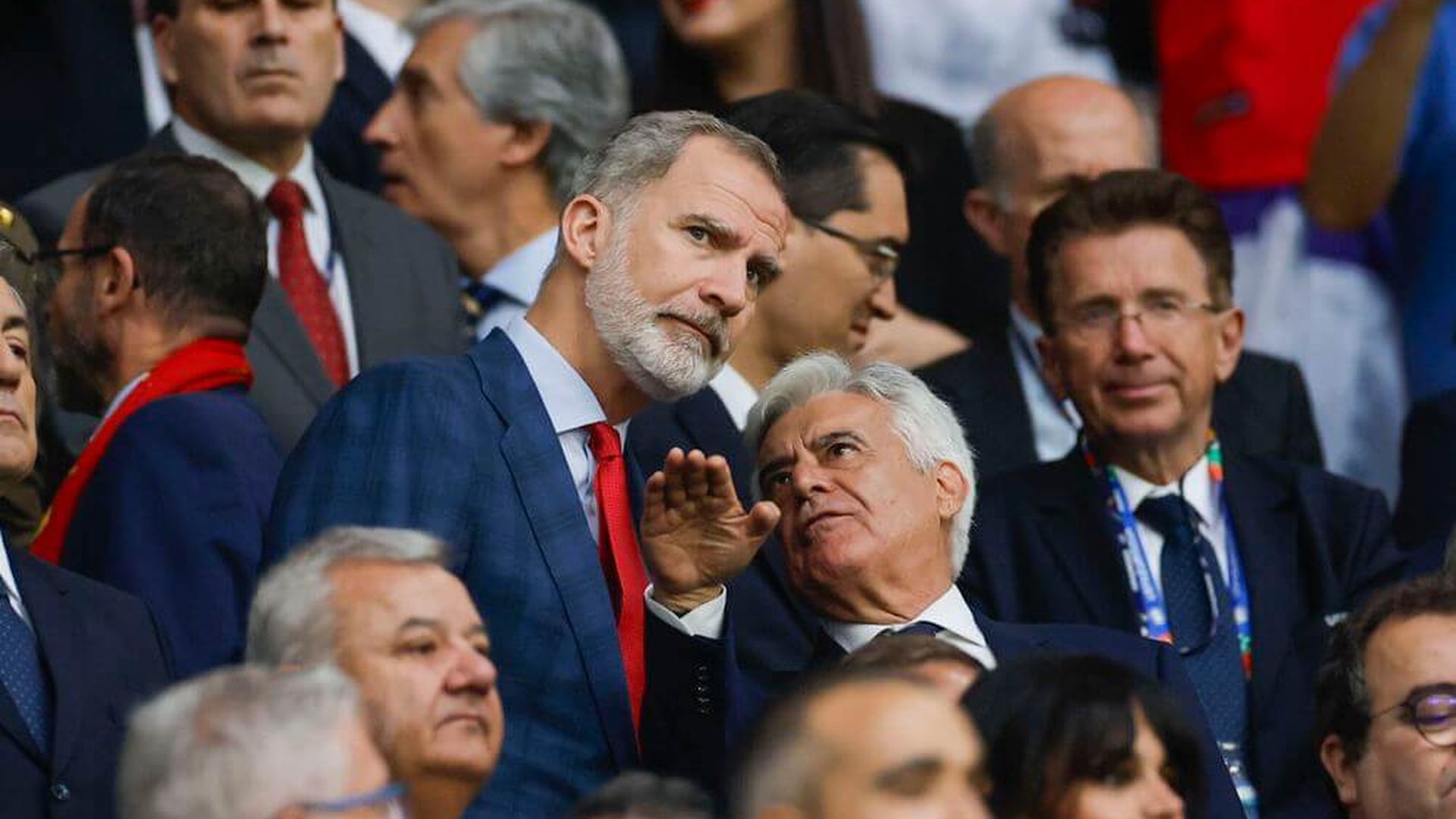 el_rey_felipe_junto_a_pedro_rocha_en_el_palco_para_ver_el_espana_italia_foto_efe.jpg