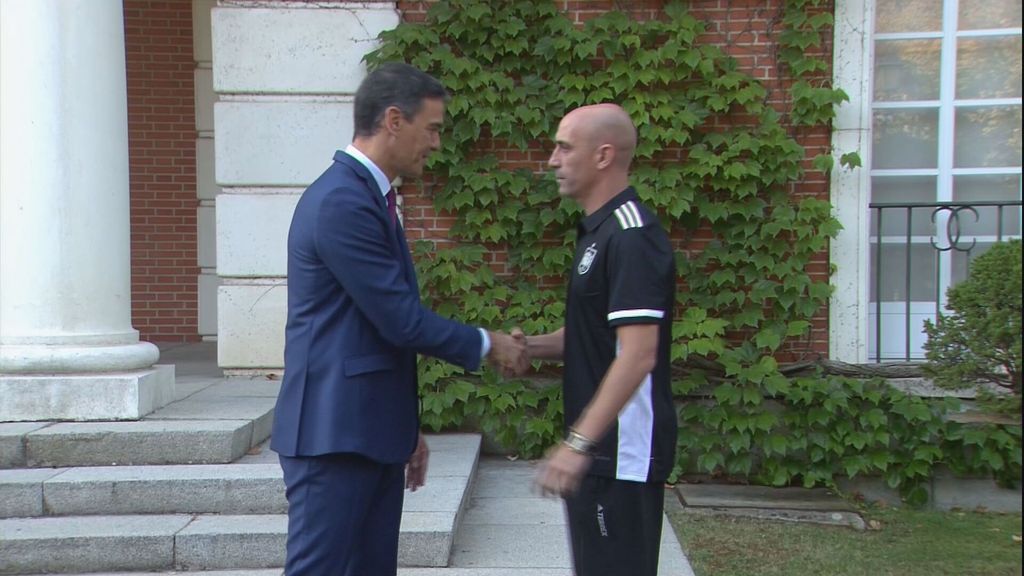 (MEDIASET) Los dos saludos fríos de Pedro Sánchez a Luis Rubiales: seriedad y distancia en el recibimiento en la Moncloa