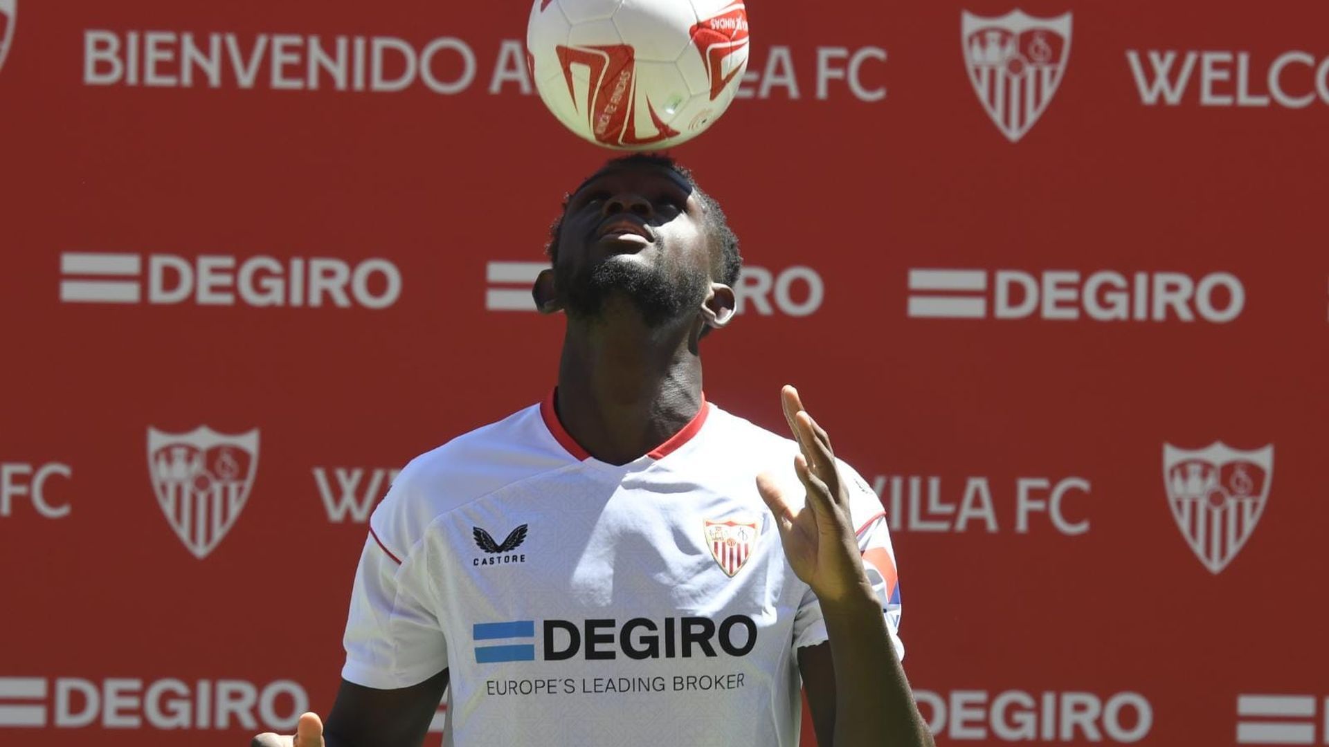 el_sevilla_presenta_a_nianzou_en_el_cesped_del_sanchez_pizjuan.jpeg