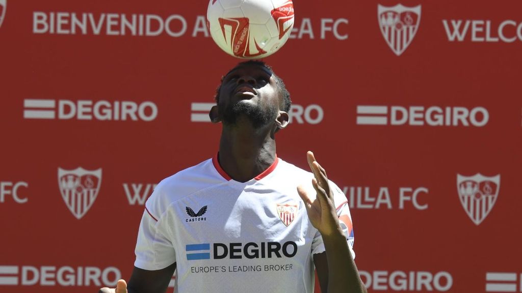 El Sevilla presenta a Nianzou en el césped del Sánchez Pizjuán