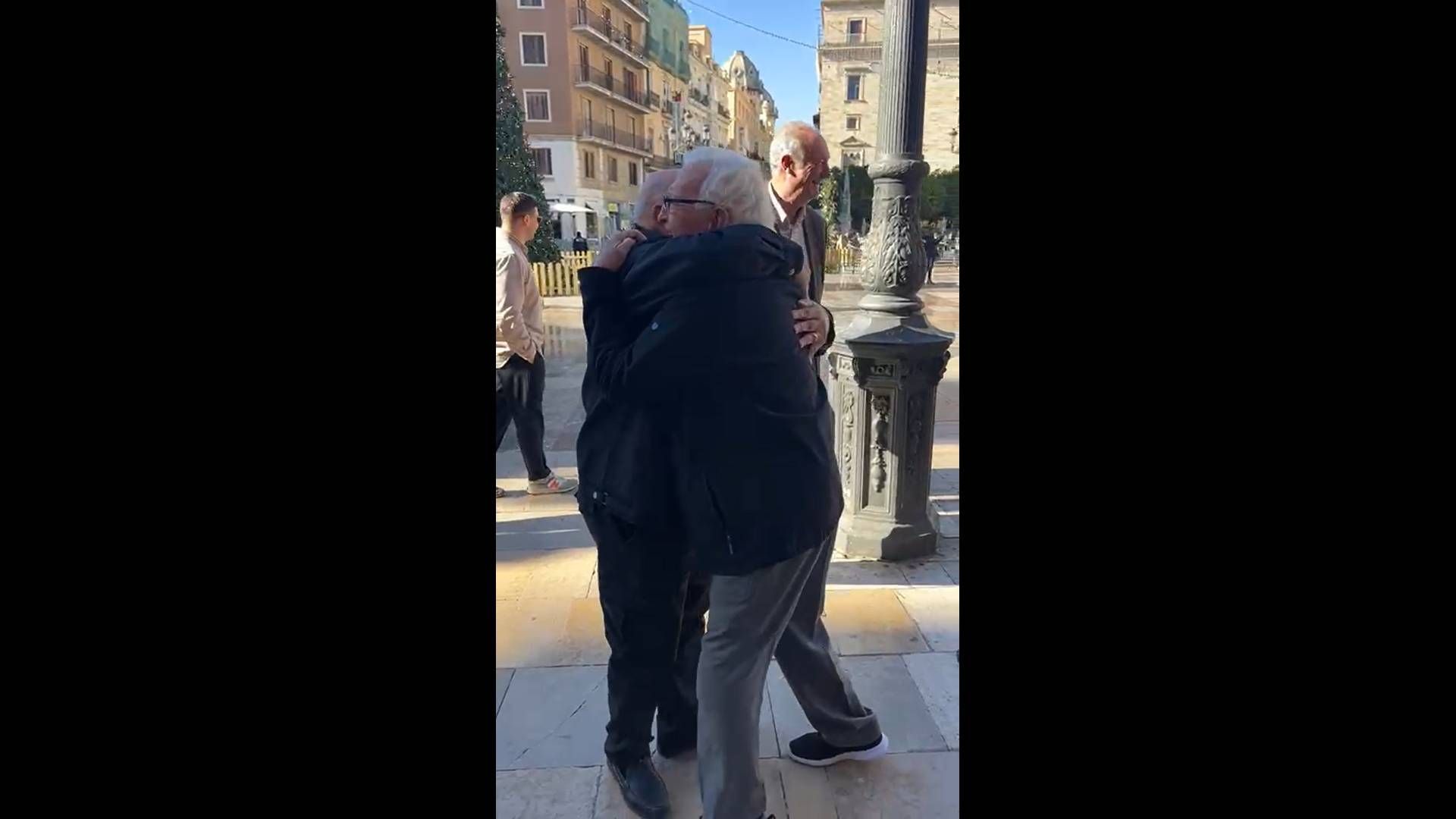 el_tierno_abrazo_entre_guillot_y_marti_dos_viejas_glorias_del_valencia_cf_001.jpg