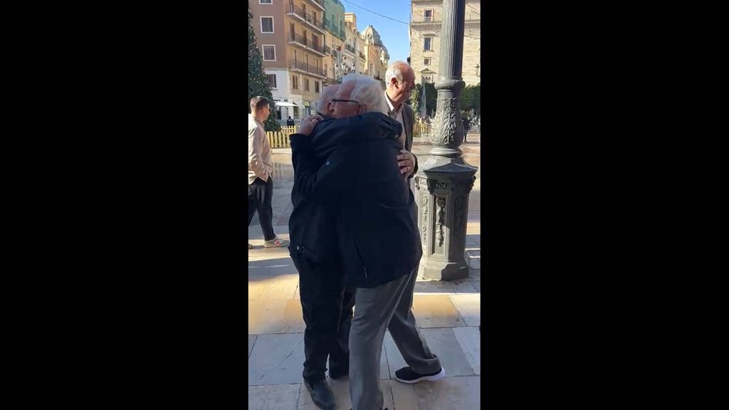 el tierno abrazo entre Guillot y Martí, dos viejas glorias del València C.F.