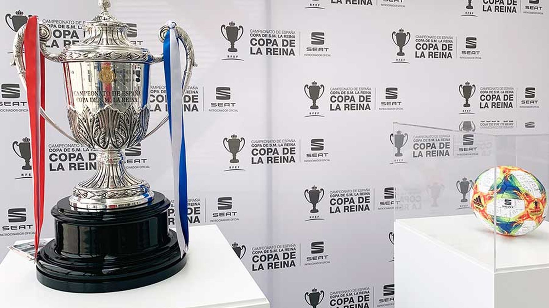 el_trofeo_y_el_balon_del_partido__001.jpg el_trofeo_y_el_balon_del_partido__001.jpg