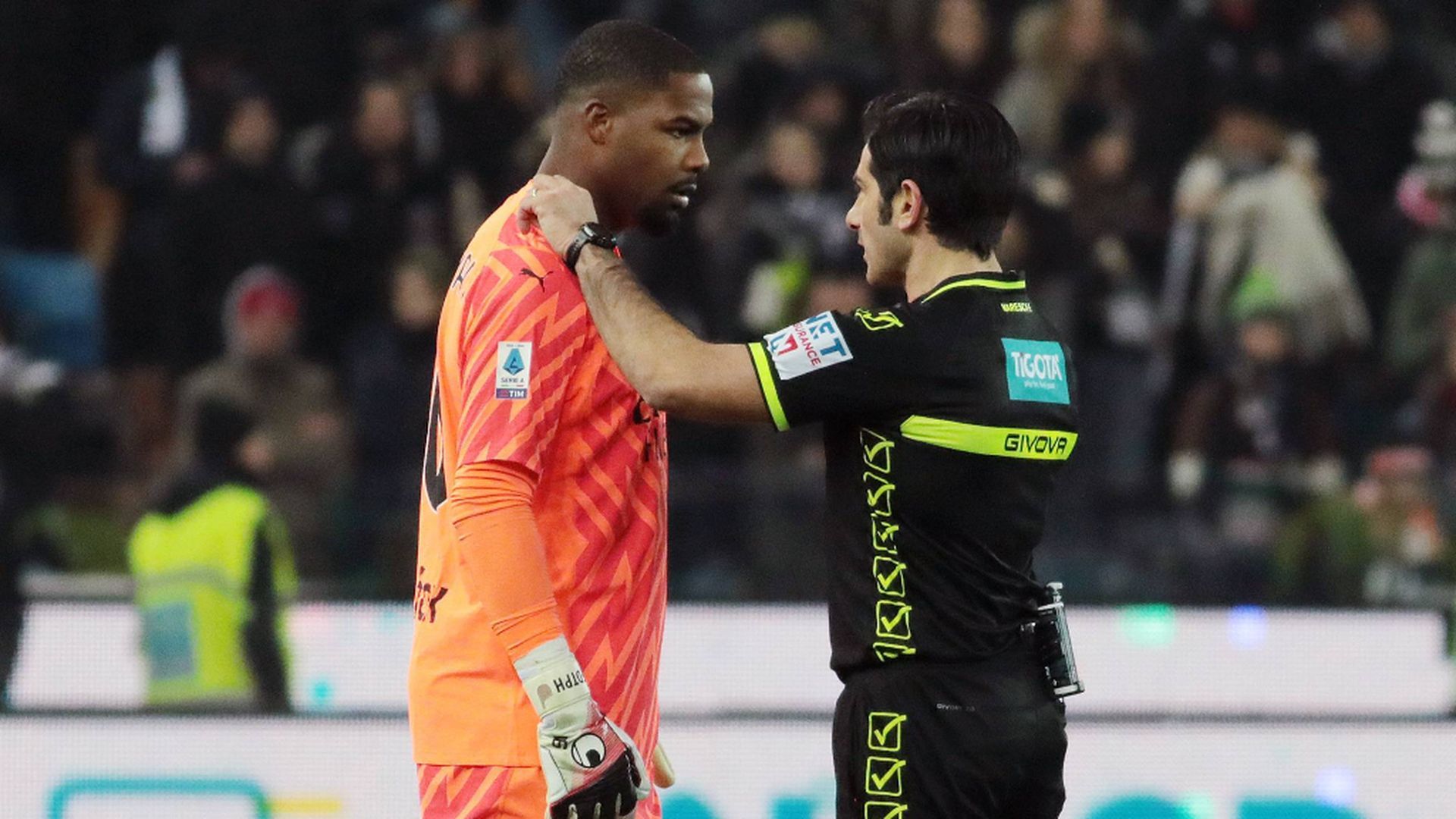 el_udinese_toma_una_historica_decision_contra_el_racismo_expulsados_de_por_vida_por_lo.jpg el_udinese_toma_una_historica_decision_contra_el_racismo_expulsados_de_por_vida_por_lo.jpg