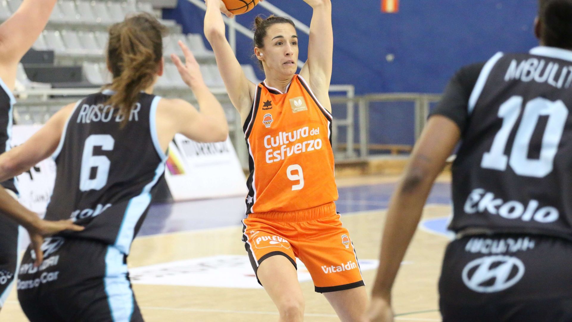 el_ultimo_cuarto_condena_a_valencia_basket_en_la_pista_de_idk_euskotren_67_63_002.jpeg