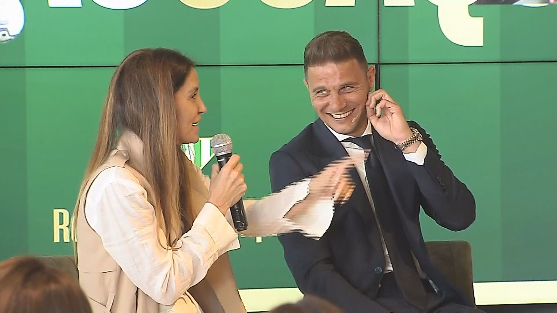 el_vacile_de_susana_a_joaquin_ahora_te_tienes_que_levantar_a_llevar_a_las_ninas_al_col.jpeg el_vacile_de_susana_a_joaquin_ahora_te_tienes_que_levantar_a_llevar_a_las_ninas_al_col.jpeg