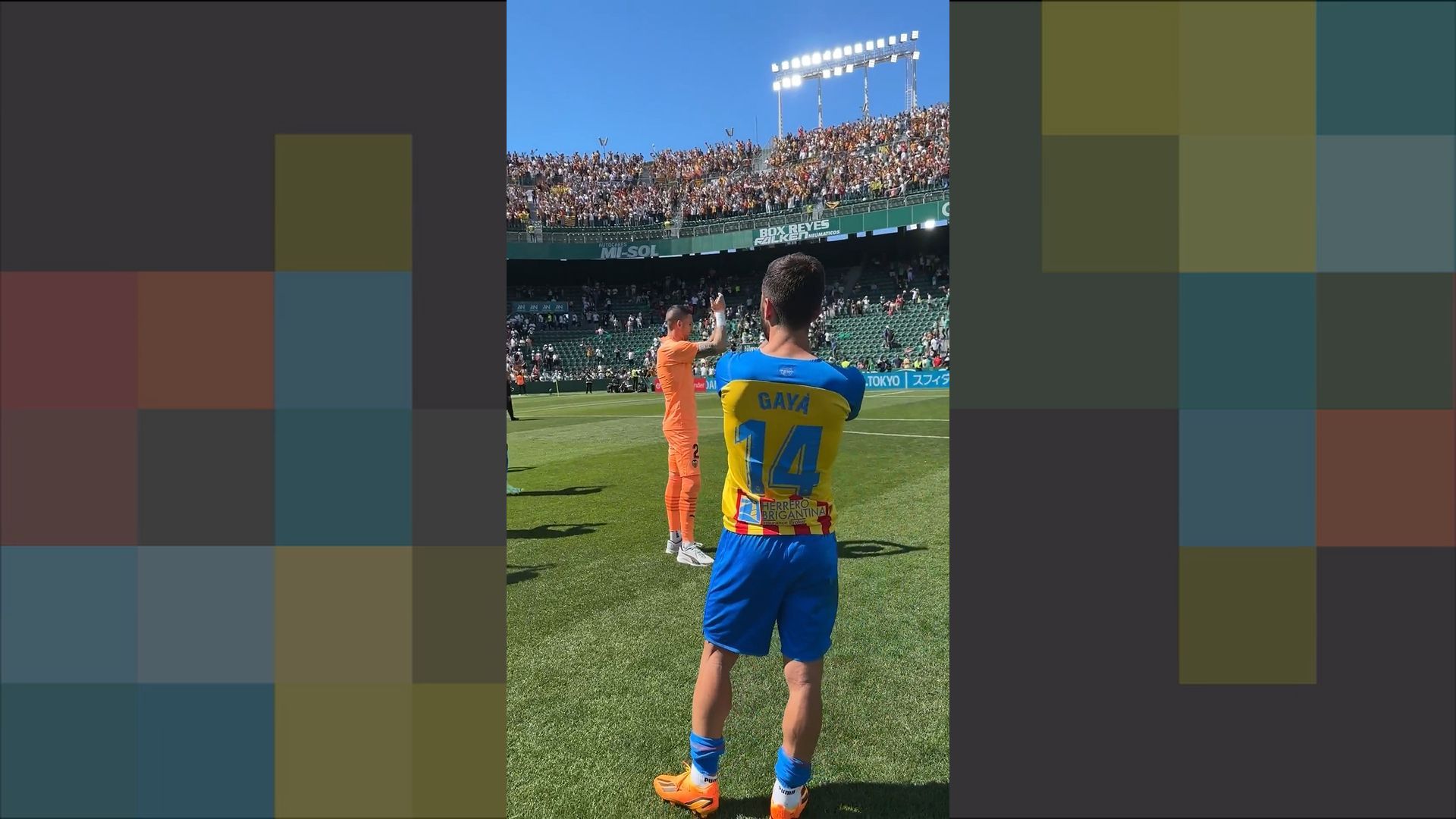 El Valencia CF celebra con su afición el triunfo en Elche