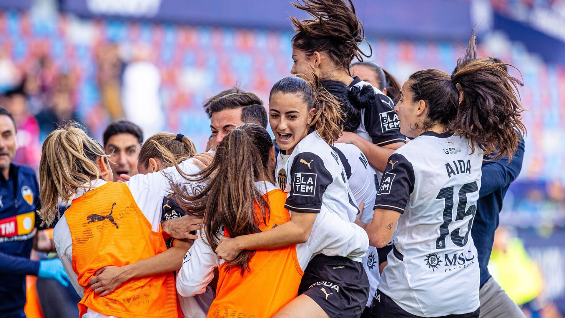 el_valencia_cf_femenino_celebra_un_gol.jpg