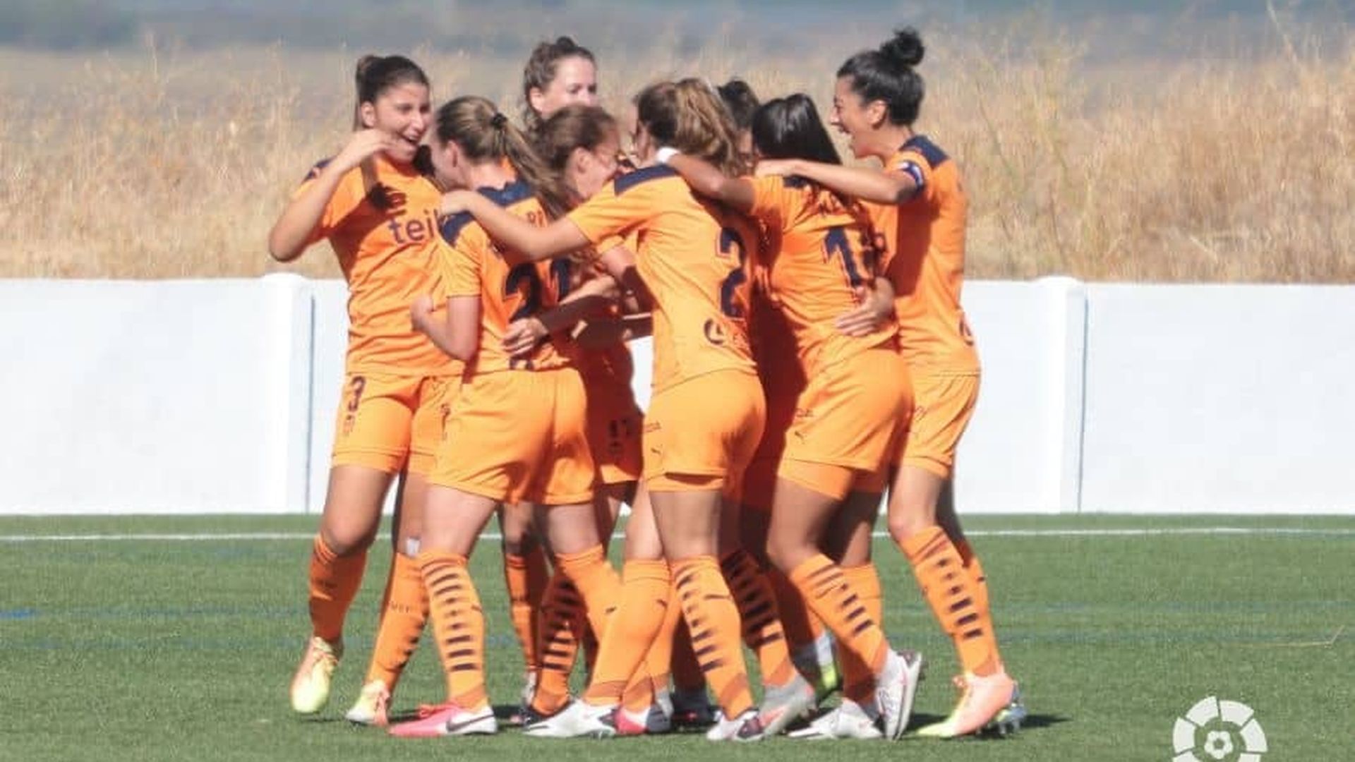 el_valencia_cf_femenino_sumo_sus_primeros_tres_puntos_tras_remontar_ante_el_huelva_en_.jpeg