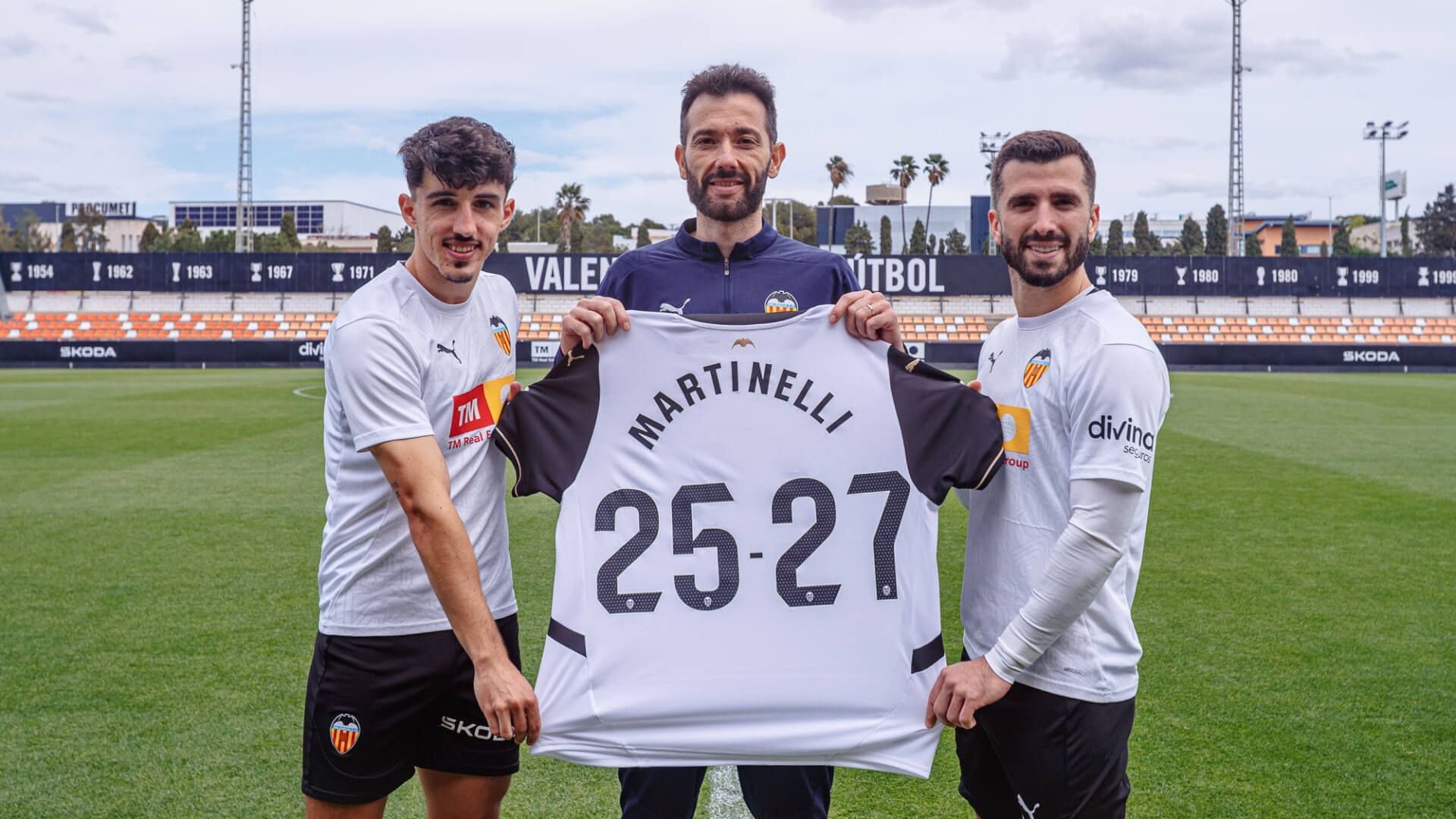 el_valencia_cf_firma_con_martinelli.jpg el_valencia_cf_firma_con_martinelli.jpg